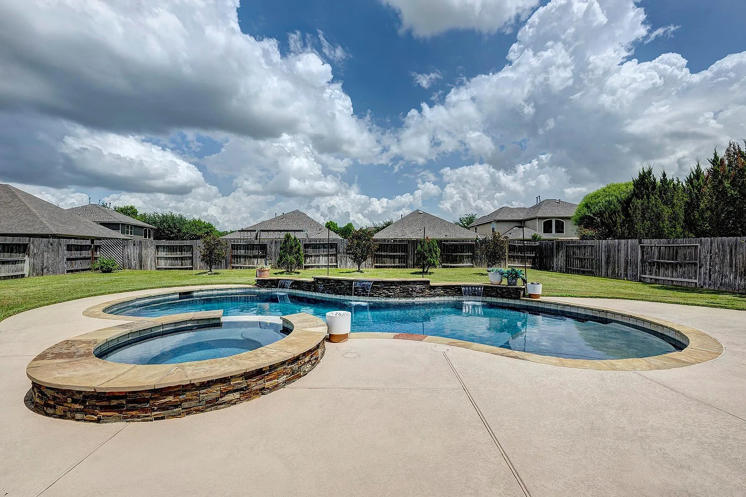 Pool cleaning service in Spring TX