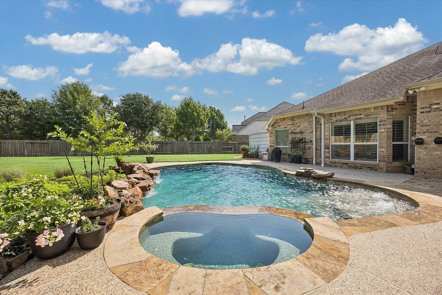 Pool cleaning service in 77389 Spring TX