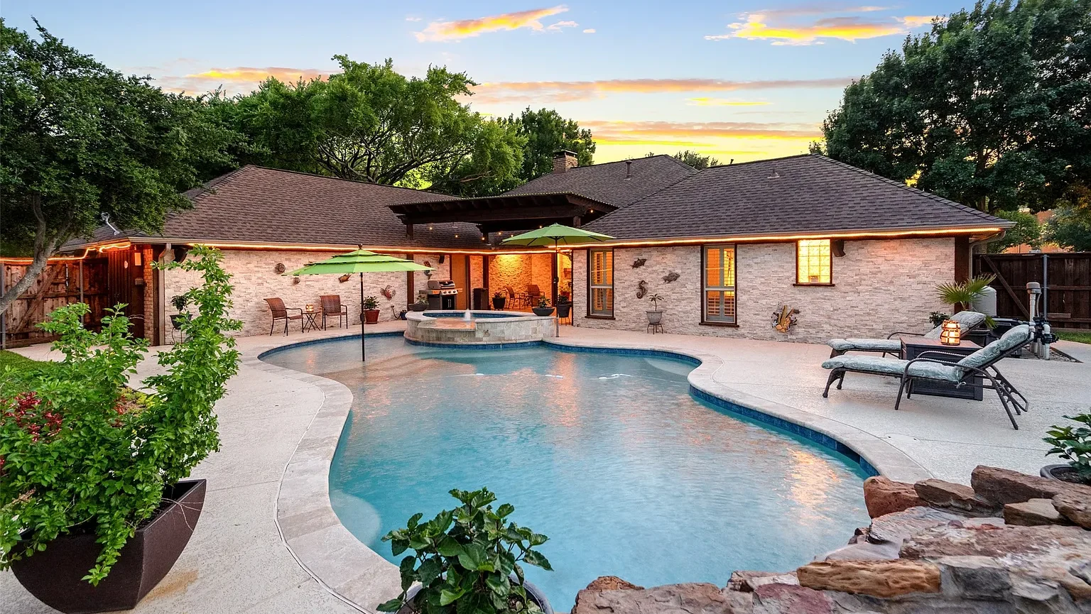 What Chemicals Does A Pool Need Every Week? | Spring TX Pool Tips 1 pool service cleaning spring tx