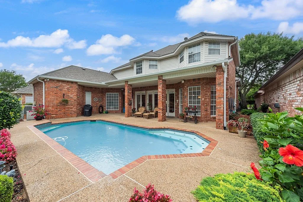 Beautiful clean swimming pool in Spring Texas